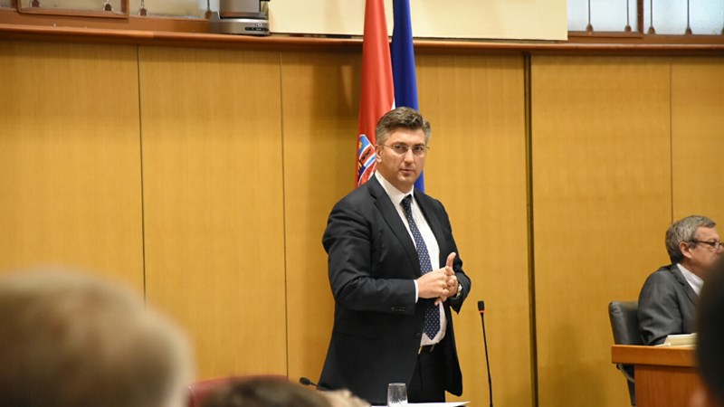 Predsjednik Vlade: Vlada u cijelosti odbija sve prijedloge oporbe za pokretanje pitanja povjerenja Vladi 